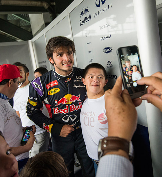 Convive Carlos Sainz con adolescentes con Síndrome de Down