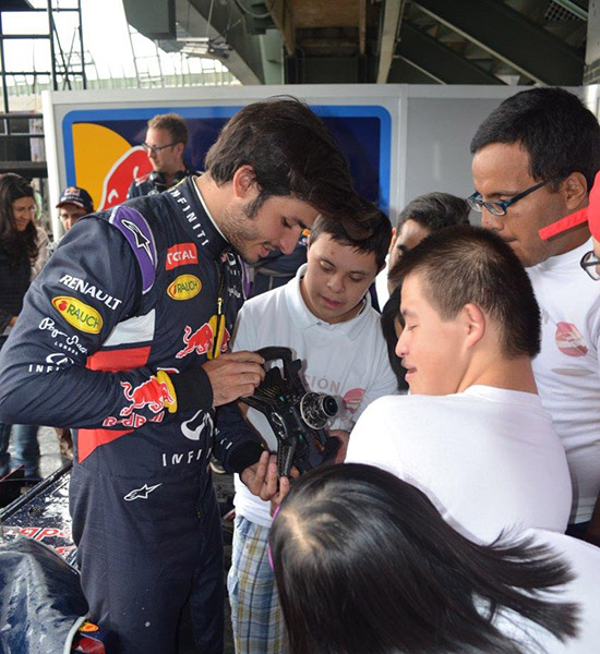 Convive Carlos Sainz con adolescentes con Síndrome de Down