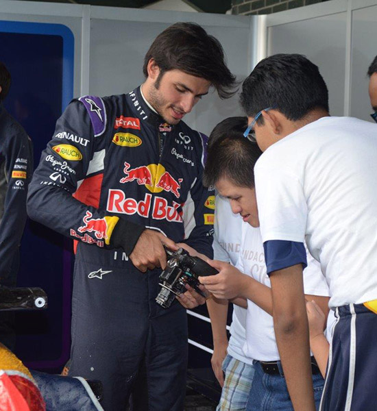 Convive Carlos Sainz con adolescentes con Síndrome de Down