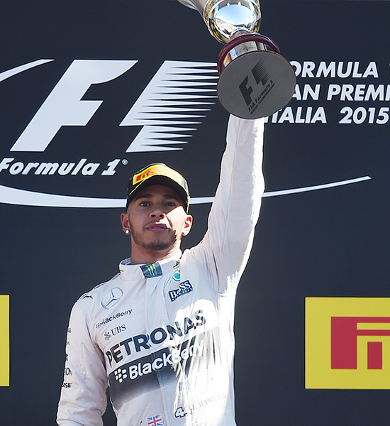 Hamilton logra sencilla victoria con Mercedes bajo investigación