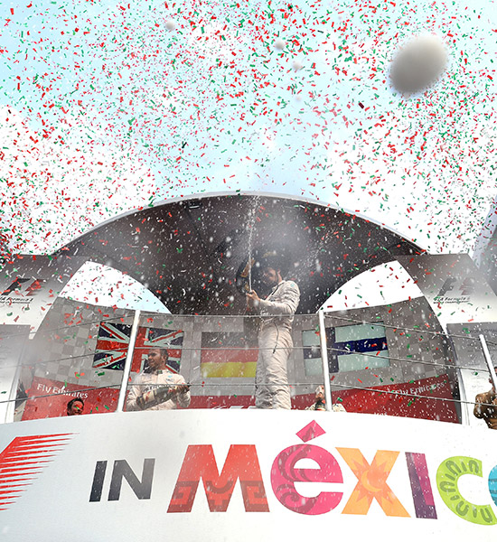 Nico Rosberg se coloca en lo más alto del podio en el #MexicoGP