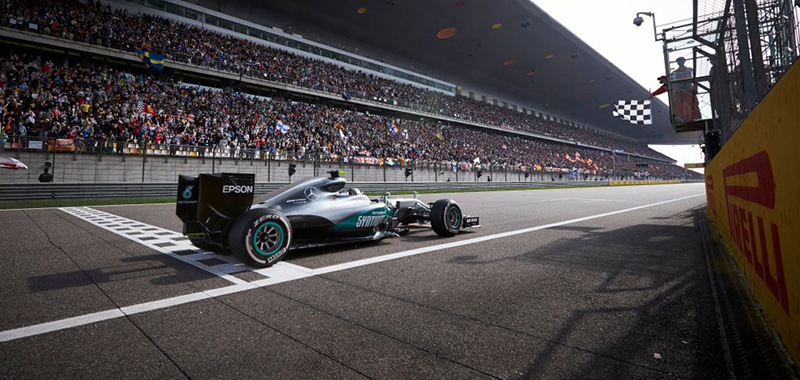 Rosberg se adueña de China en una carrera llena de acción