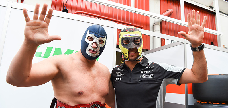 Checo Pérez y Blue Demon Jr. “luchan” en Barcelona