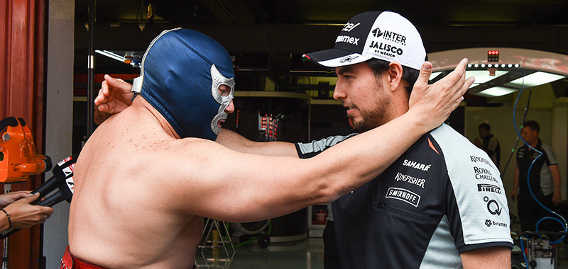 Checo Pérez y Blue Demon Jr. “luchan” en Barcelona