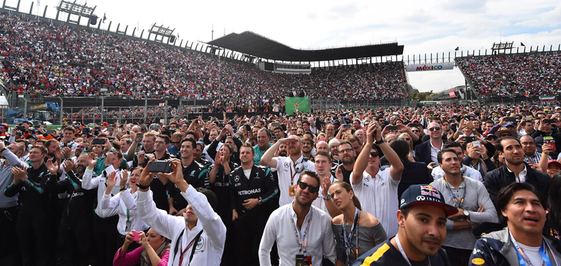 Lewis Hamilton prueba las mieles del podio mexicano tras conseguir la primera posición en el FORMULA 1 GRAN PREMIO DE MÉXICO 2016