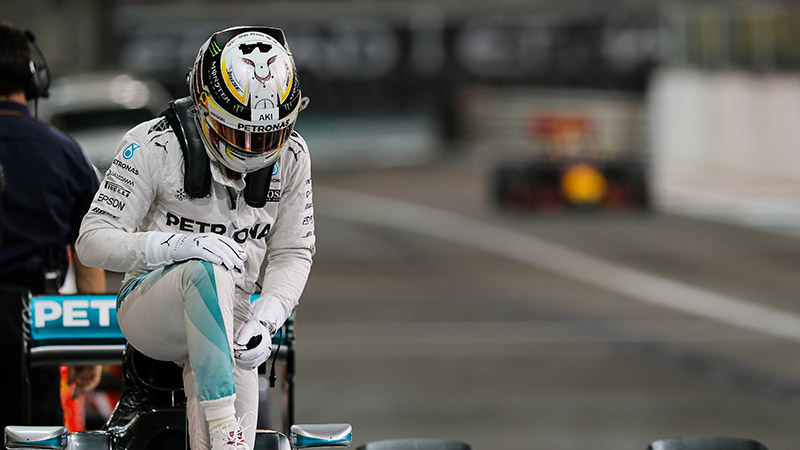 Hamilton lucha por el campeonato en Abu Dhabi y logra su pole 61