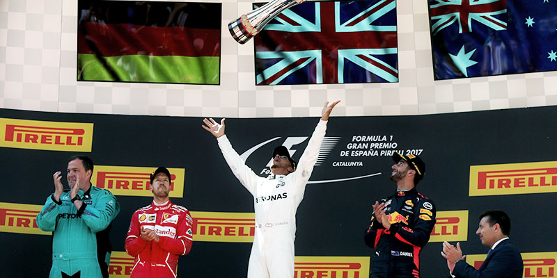 Hamilton vence a Vettel en gran batalla en España