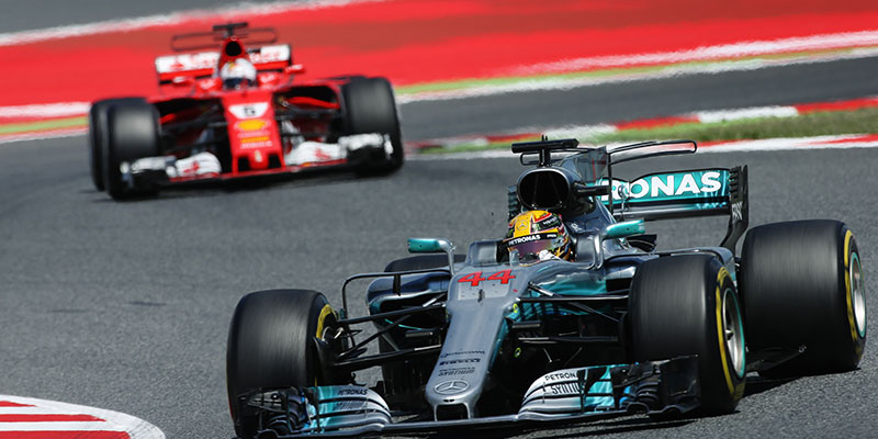 Hamilton vence a Vettel en gran batalla en España
