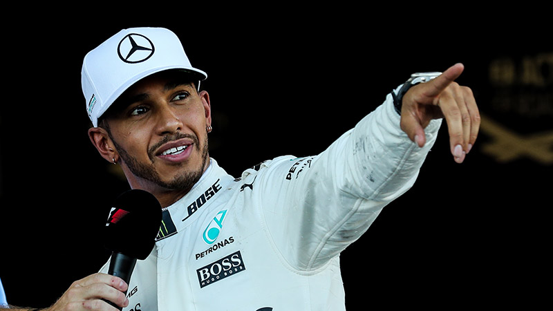 Hamilton es un rayo plateado en Bakú y se queda la pole