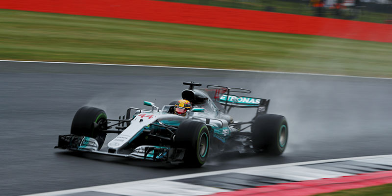 Hamilton domina en casa y se queda la pole