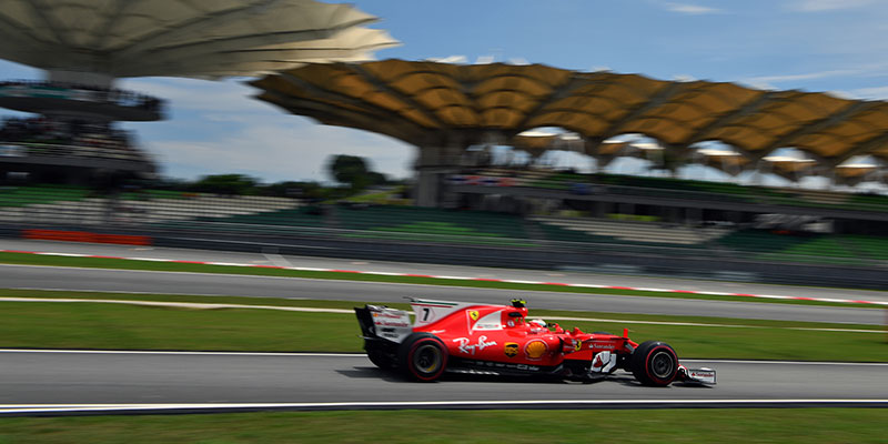 Mercedes consigue pole en Sepang, Vettel arrancará en última posición.