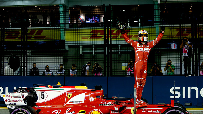 Vettel se queda la pole en Singapur, Hamilton saldrá quinto