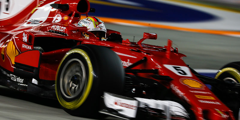 Vettel se queda la pole en Singapur, Hamilton saldrá quinto