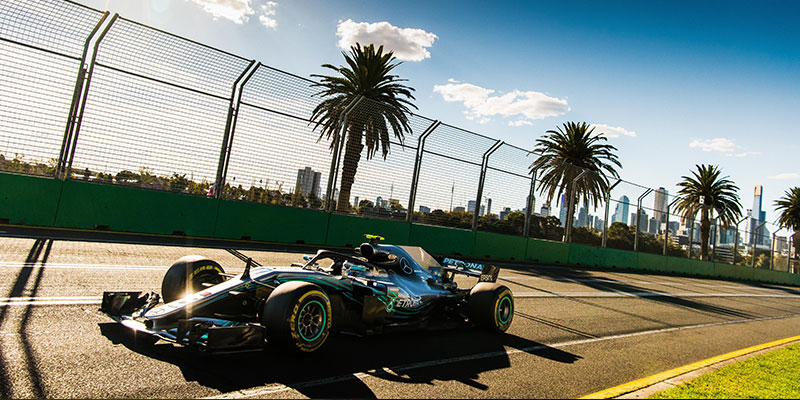 Hamilton logra contundente pole en Australia