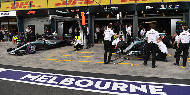 Hamilton logra contundente pole en Australia