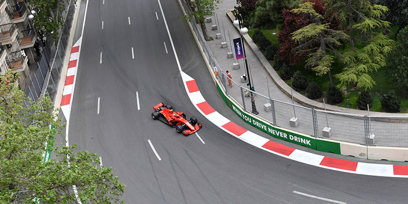 Vettel por delante de las flechas plateadas en Bakú