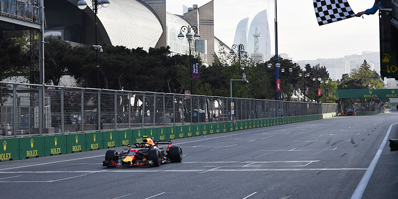 Vettel por delante de las flechas plateadas en Bakú