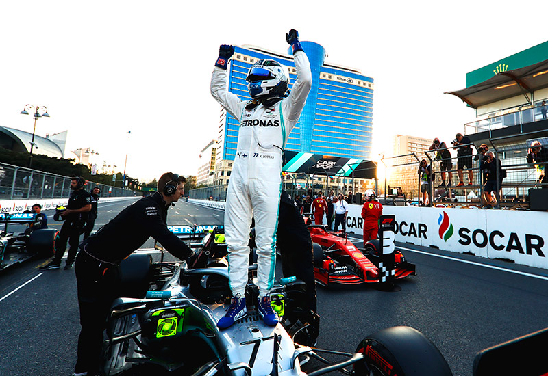 Bottas consigue la pole en una accidentada sesión en Baku
