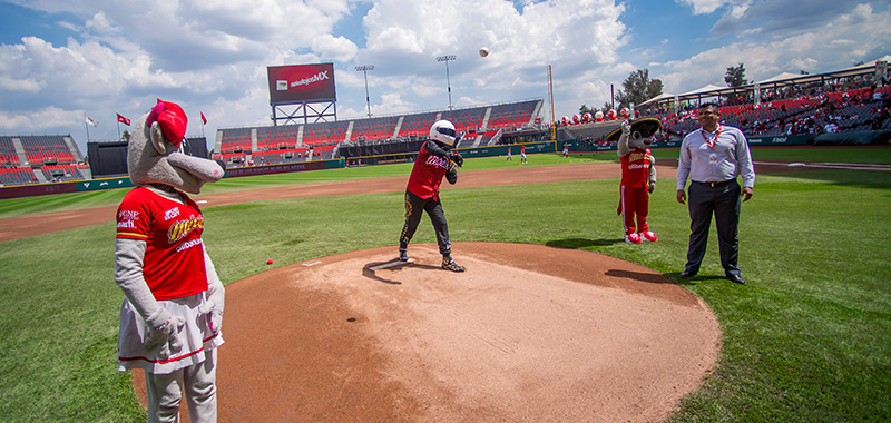 Mario Achi lanza la primera bola en el juego entre Tigres de Quintana Roo y Diablos Rojos del México