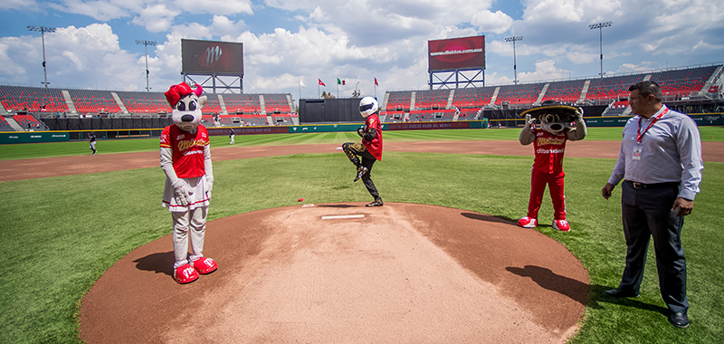 Mario Achi lanza la primera bola en el juego entre Tigres de Quintana Roo y Diablos Rojos del México