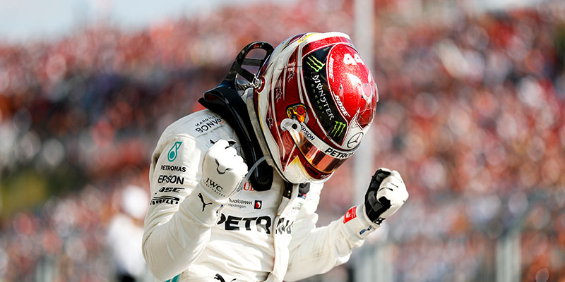 Hamilton logra su 8ª victoria del campeonato en una gran batalla con Verstappen