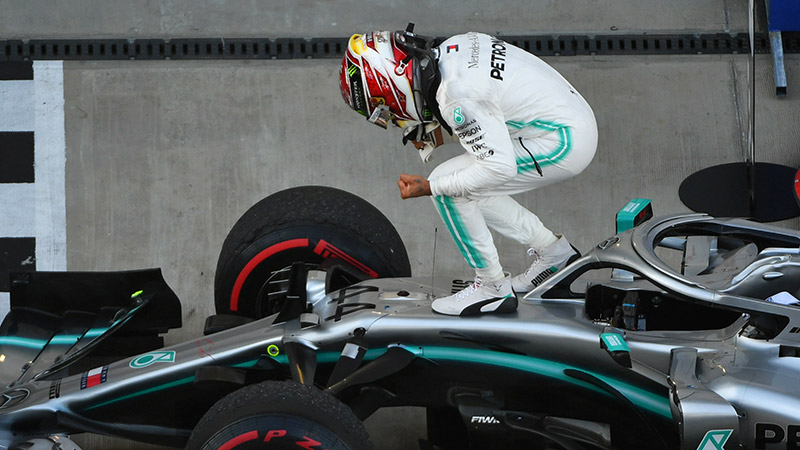 Lewis regresa a la victoria en Rusia