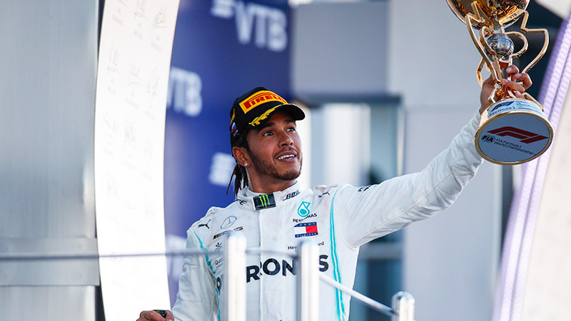 Lewis regresa a la victoria en Rusia