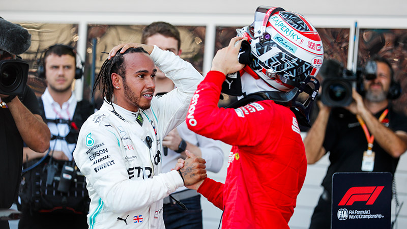 Lewis regresa a la victoria en Rusia