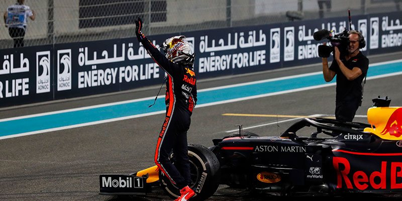 Lewis Hamilton no dio opciones a sus rivales en Abu Dhabi y selló con broche de oro.