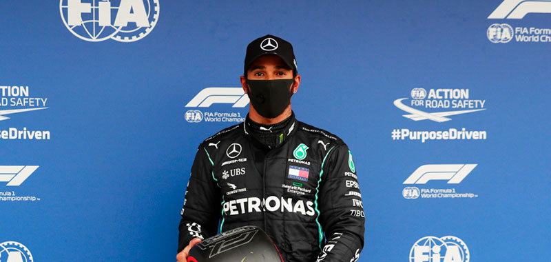 Hamilton logró su pole position número 90. Racing Point acapara la segunda fila.