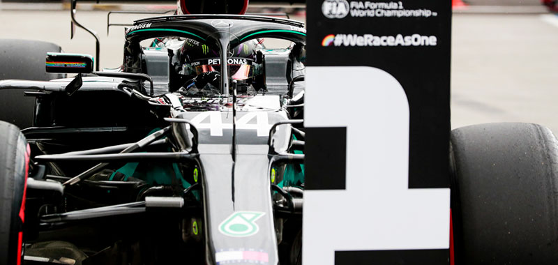 Hamilton logró su pole position número 90. Racing Point acapara la segunda fila.