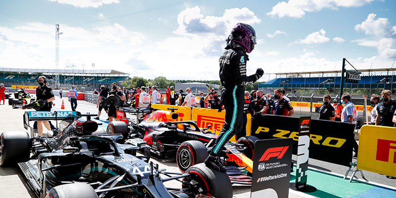 Hamilton se lleva la pole position en Silverstone y supera un récord de Senna.