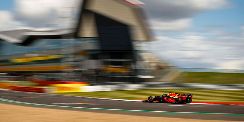 Hamilton se lleva la pole position en Silverstone y supera un récord de Senna.