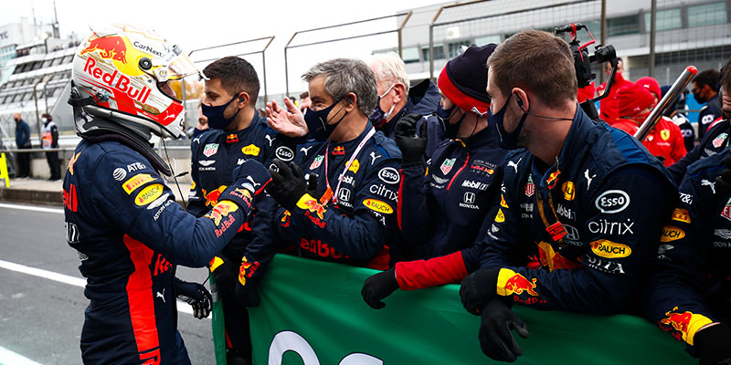 Hamilton gana en Eifel y empata récord de victorias histórico de Schumacher