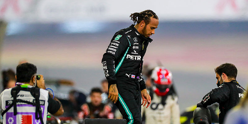 Hamilton se impuso en una accidentada carrera en Bahrain