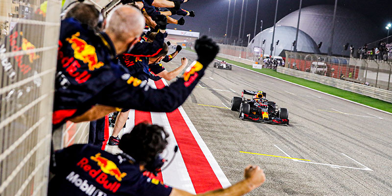 Hamilton se impuso en una accidentada carrera en Bahrain