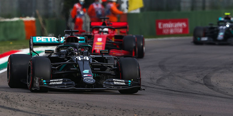 Hamilton logró la victoria en el GP de Emilia Romagna de Fórmula 1 disputado en Imola.