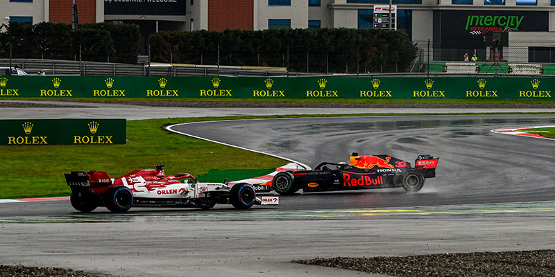Lance Stroll logra su primera pole position en F1, ‘Checo’ saldrá tercero.