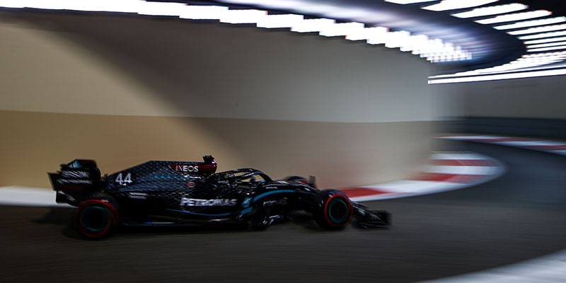 Verstappen obtiene su primera pole de la temporada superando a los Mercedes