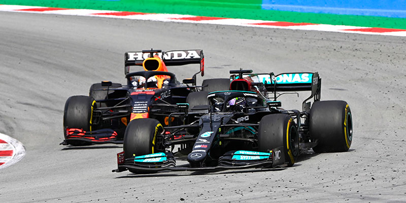 Hamilton gana en España con una excelente estrategia de Mercedes