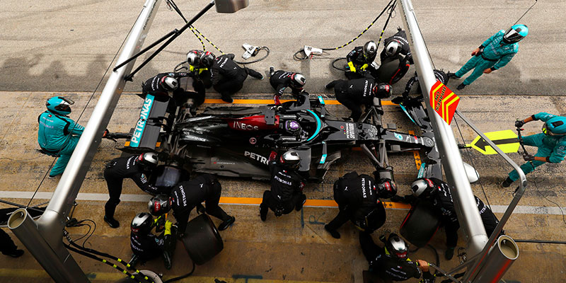 Hamilton gana en España con una excelente estrategia de Mercedes