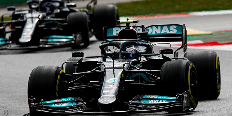 Hamilton gana en España con una excelente estrategia de Mercedes