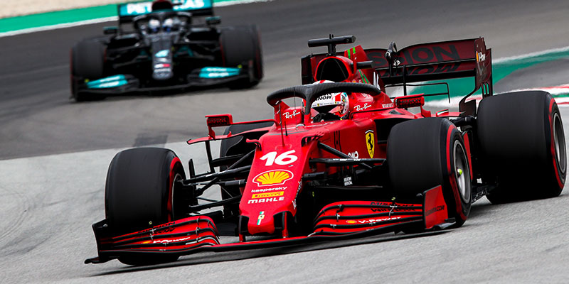 Hamilton gana en España con una excelente estrategia de Mercedes