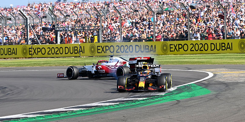 Hamilton gana el GP de Gran Bretaña con polémico accidente con Verstappen