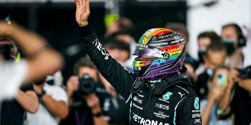 Hamilton gana en Qatar y aprieta el campeonato
