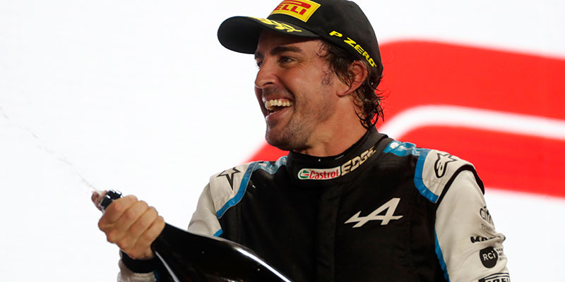 Hamilton gana en Qatar y aprieta el campeonato
