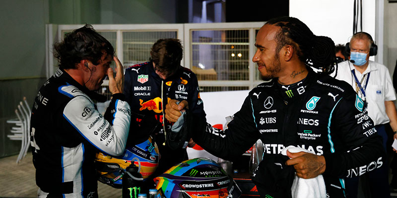 Hamilton gana en Qatar y aprieta el campeonato