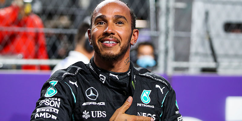 Hamilton gana la pole en Arabia Saudita; Verstappen choca en último intento