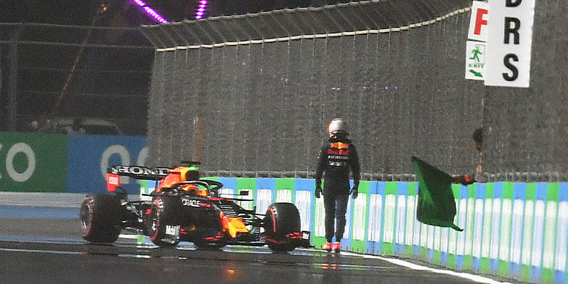 Hamilton gana la pole en Arabia Saudita; Verstappen choca en último intento