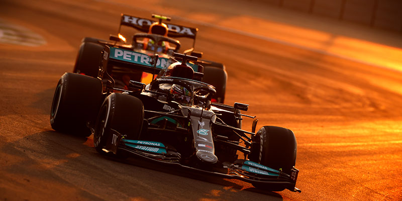 Hamilton gana la pole en Arabia Saudita; Verstappen choca en último intento